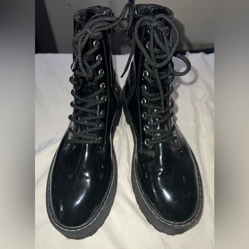 H&M laced boots, waterproof material. Black color. Good condition. 10 US size